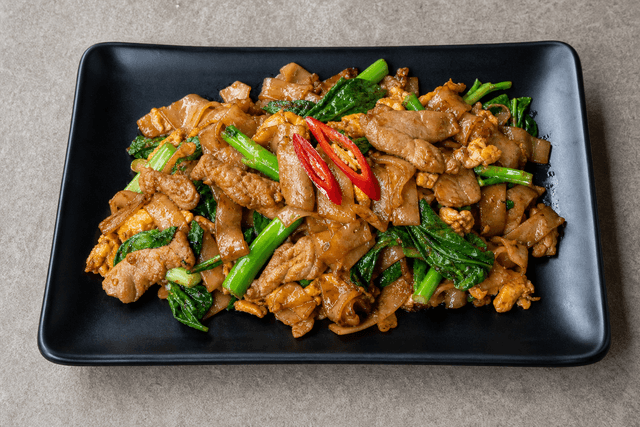 Photorealistic 泰式酱油炒河粉 menu-main p02 food image by VDAMO