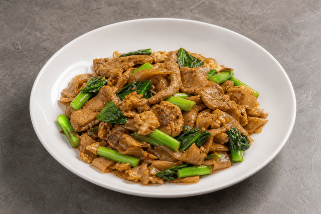 Photorealistic 泰式酱油炒河粉 menu-main p04 food image by VDAMO