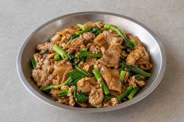 Photorealistic 泰式酱油炒河粉 menu-main p05 food image by VDAMO