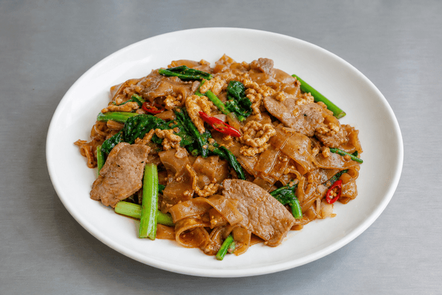 Photorealistic 泰式酱油炒河粉 menu-main p09 food image by VDAMO